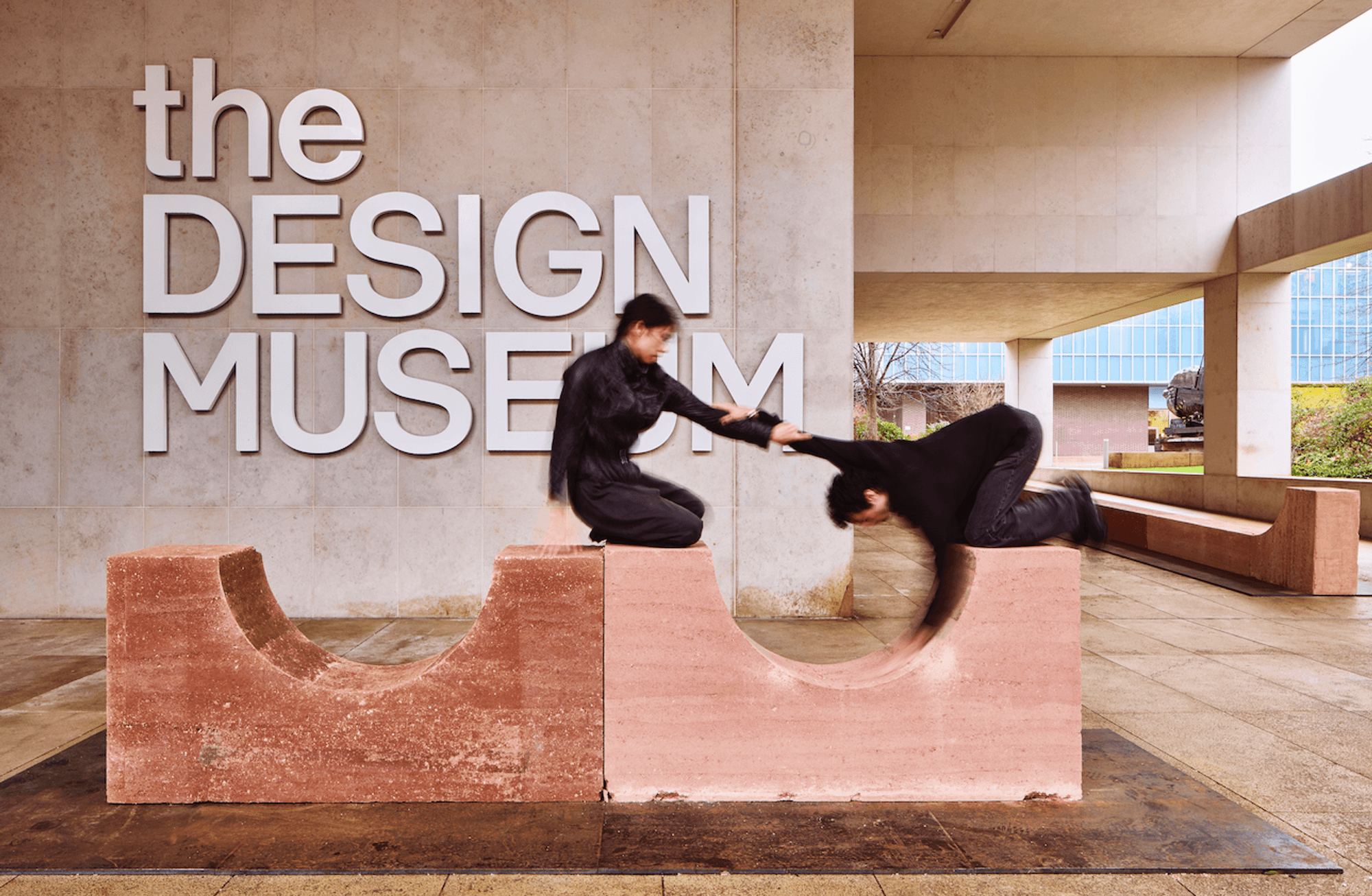 Formun, bedenin ve zamanın kesişimi: Melek Zeynep Bulut 'Açık Anıtlar' ile the Design Museum’da