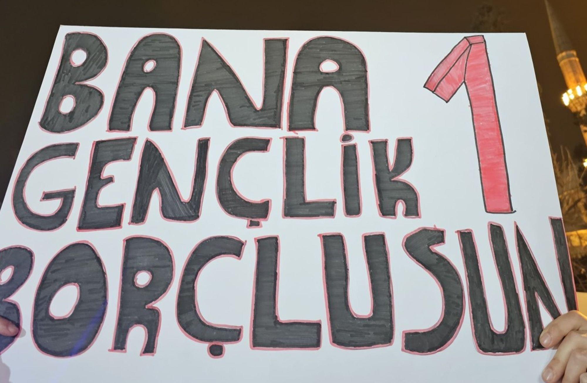 ‘Geleceğimizi çaldınız’: Türkiye’nin gençleri baskı ve yoksulluğa karşı neden ayaklanıyor?