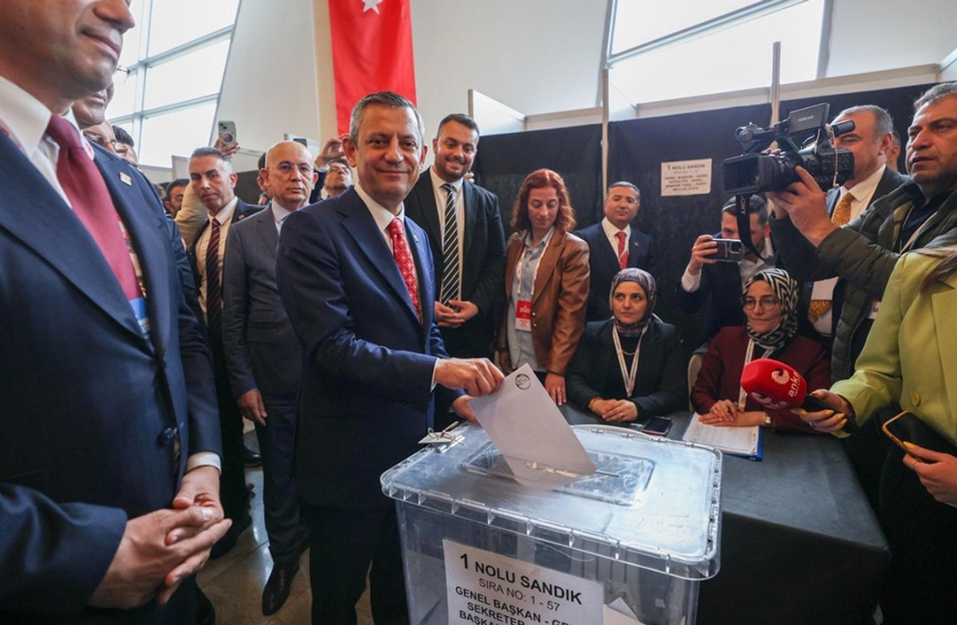 CHP'nin zorlu yolları: Kurultay ve ötesi