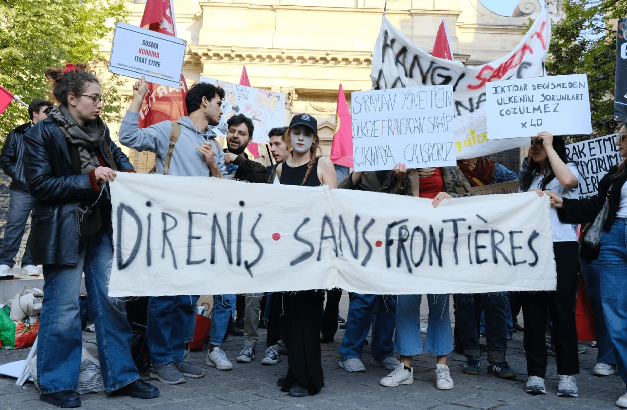 Sorbonne öğrencileri Türkiye için eylemdeydi: 'Gurbet zor, biber gazı burnumuzda tütüyor'