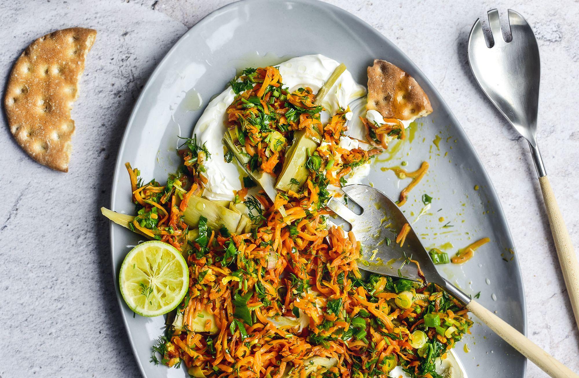 Baharın tonları: Havuçlu enginar salatası
