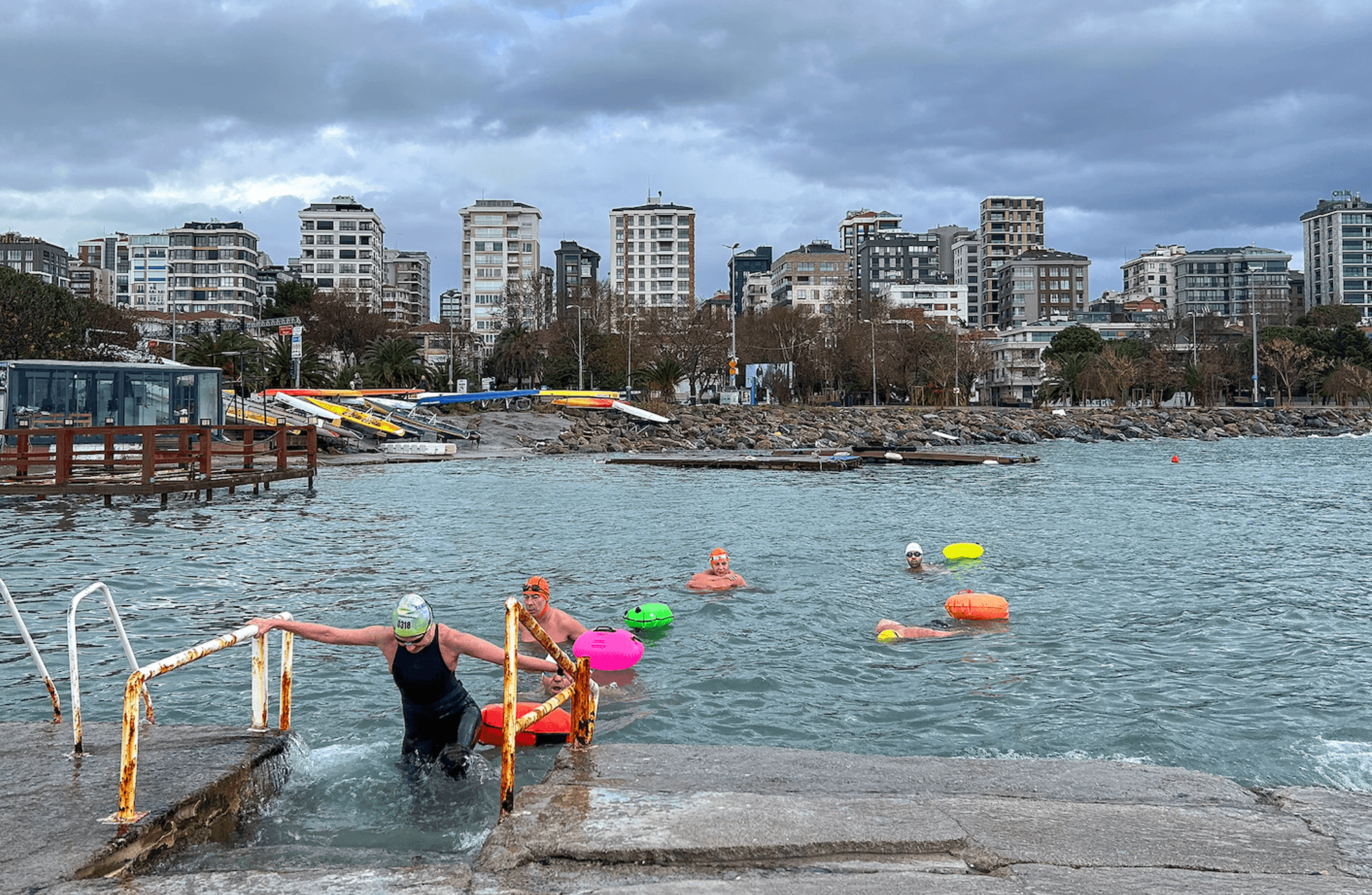 İstanbul'un kış yüzücüleri: Yağmur-çamur demeden Boğaz'ın sularıyla buluşanlar anlatıyor