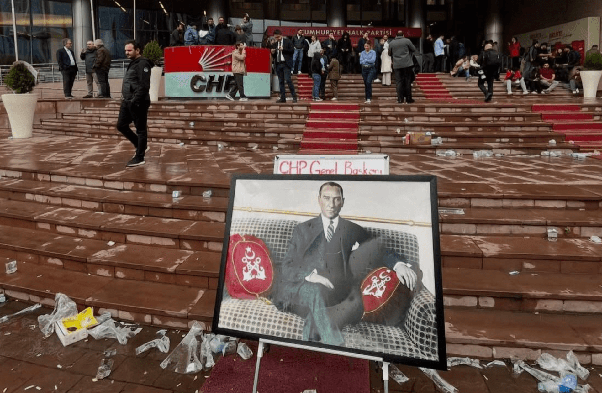 CHP Genel Merkezi'nde çevik kuvvet ekipleri: Özgür Özel TBMM'ye yürüyor