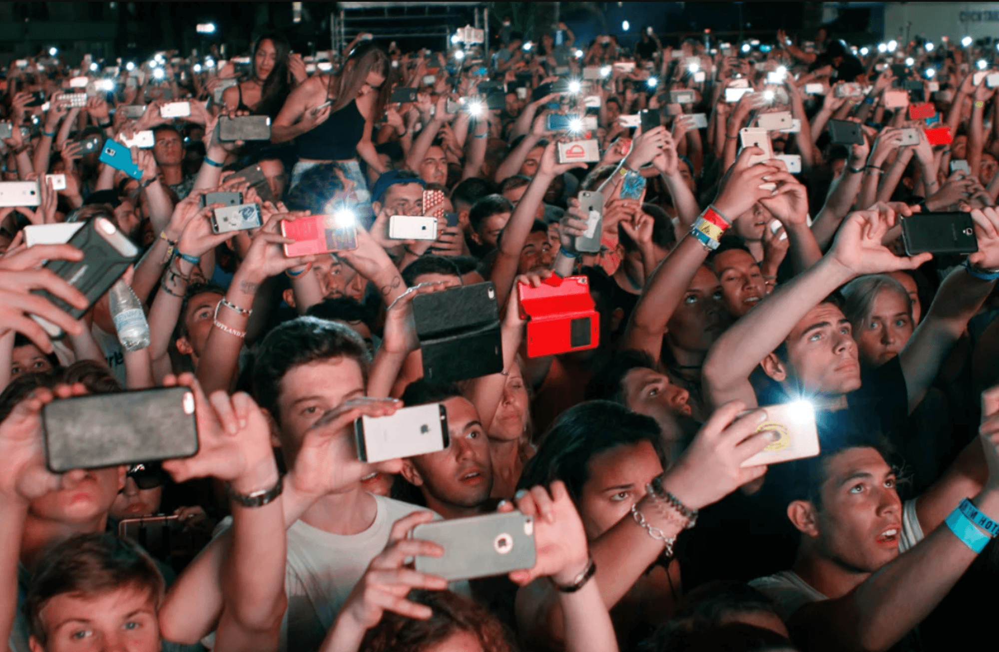 Konserlerde telefon yasağı: Sanatçının en doğal hakkı mı, yetki aşımı mı?
