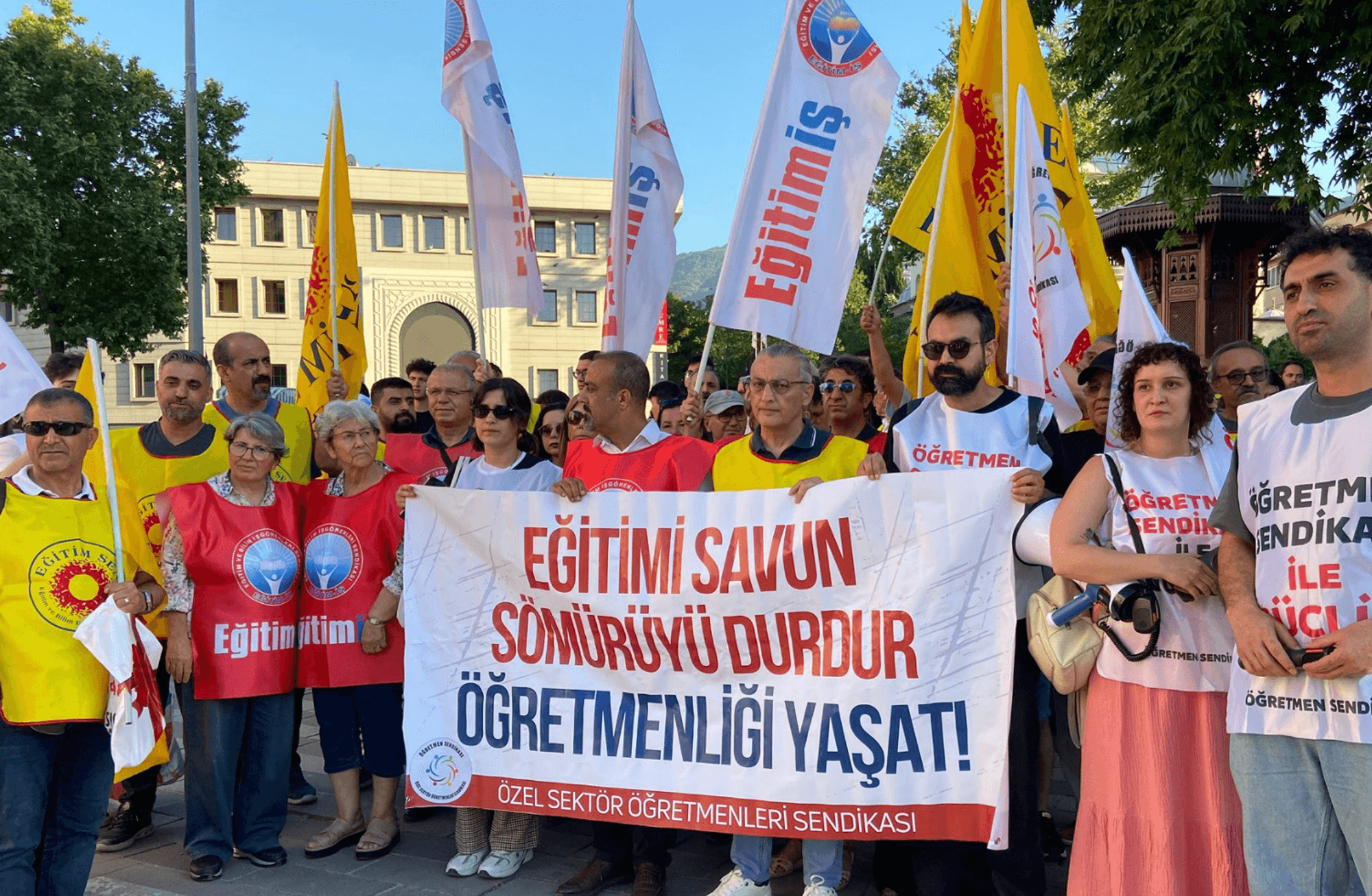 Meclis önünde gözaltı: Öğretmenler neden açlık grevine girdi?
