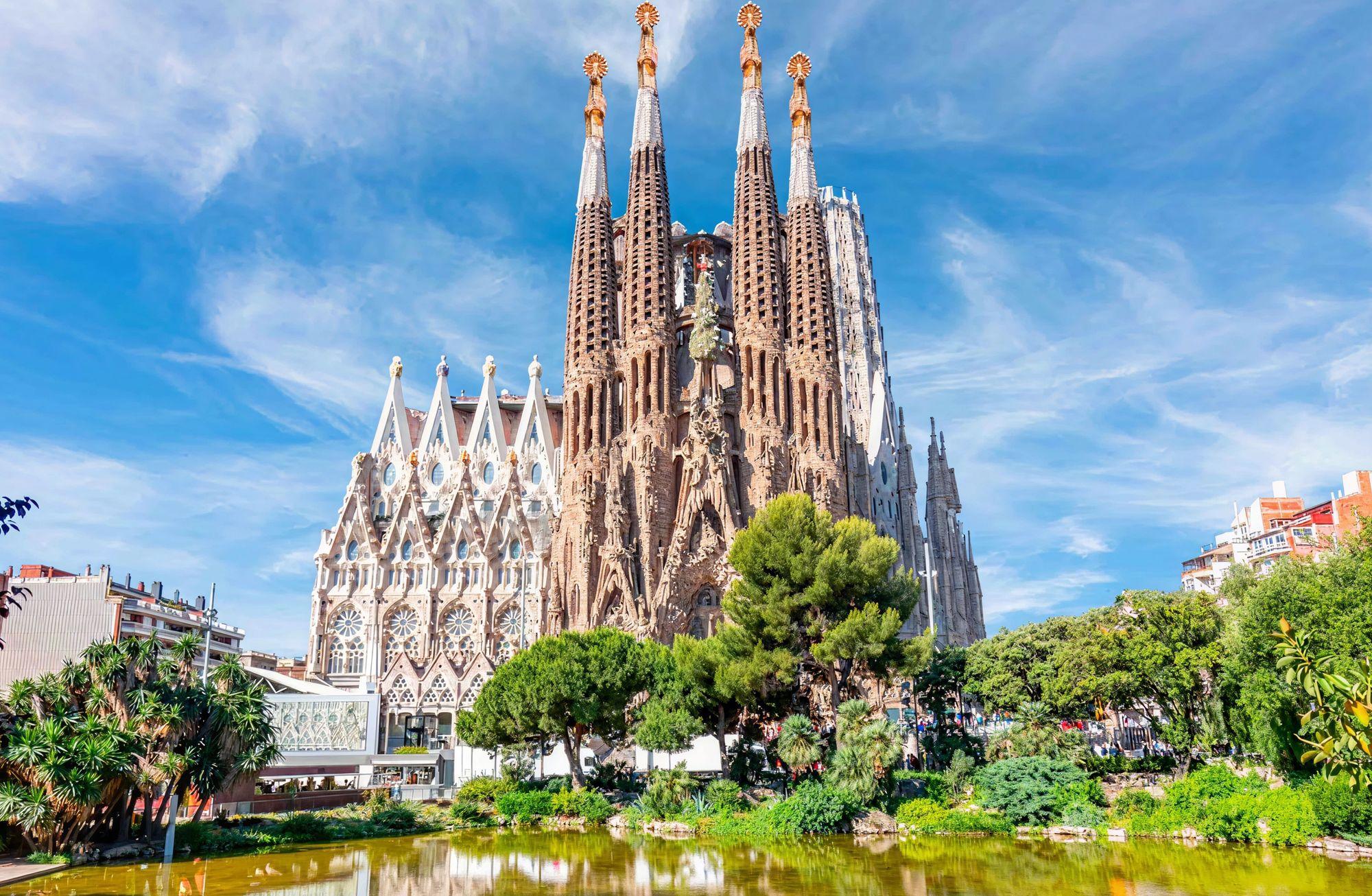 Sagrada Familia ikilemi: Yarım kalmış bir mimari eser tamamlanmalı mı?