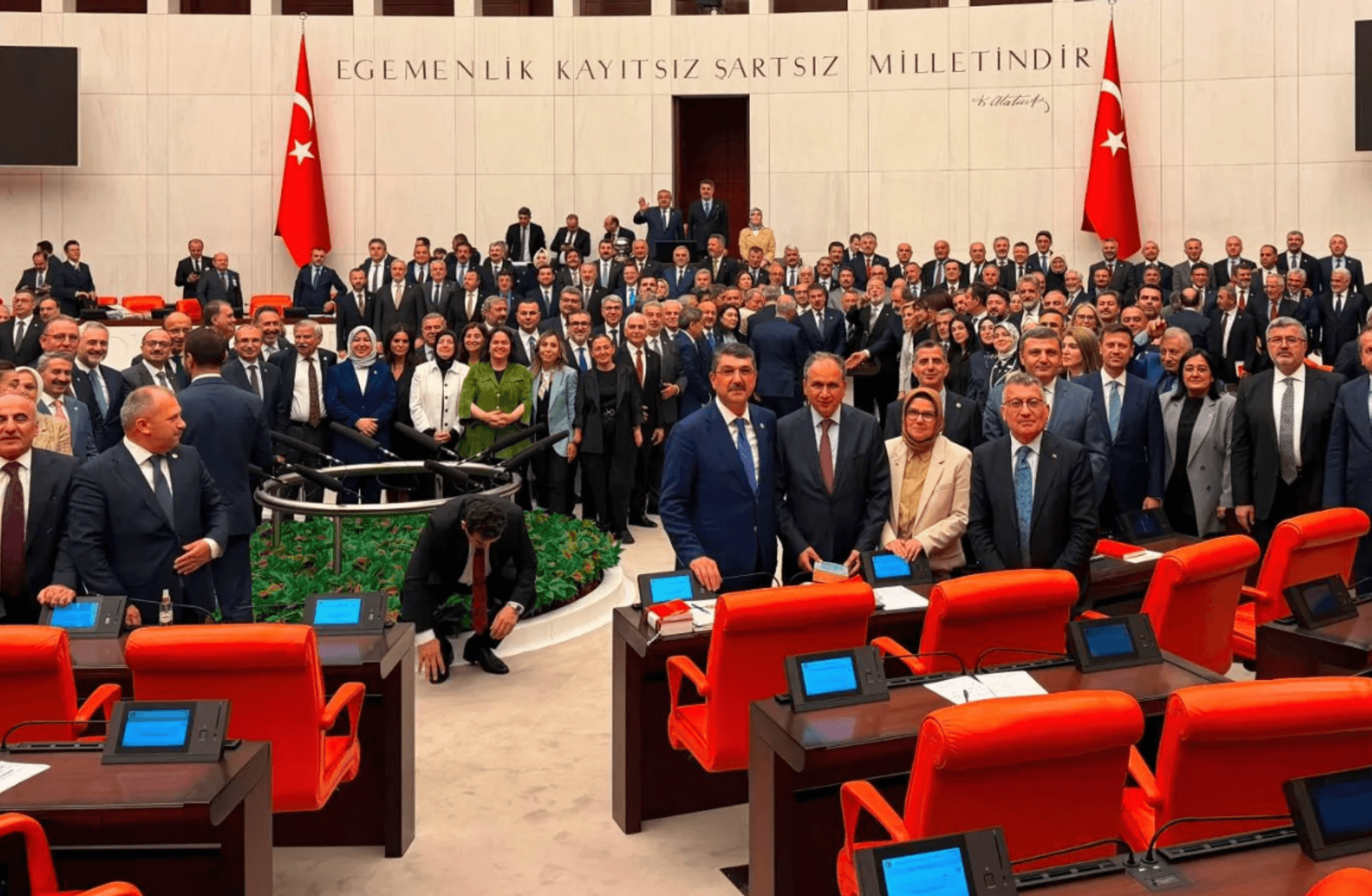 Siyasetin sonbahar gündemi yeniden anayasa ve 'çerçeve'
