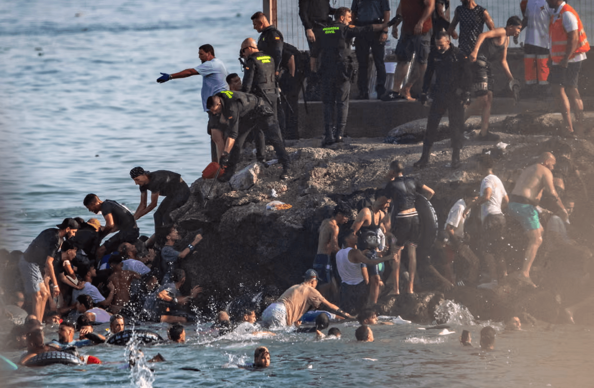 Ceuta’da iki günde on binlerce kişi sınırı geçti: En az 57 kişi hayatını kaybetti