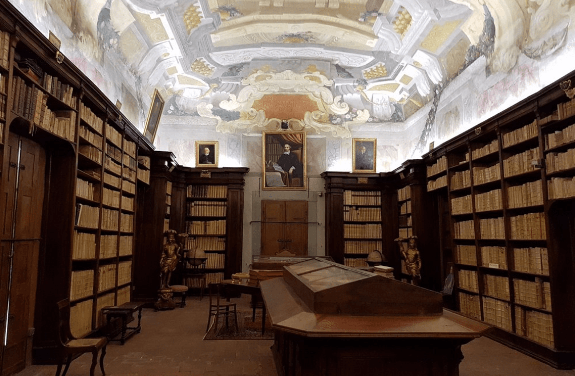 Dünyanın ayakta kalan en eski kütüphanesi Biblioteca Capitolare'den notlar: 'Dante gibi ortasındayım zamanın'