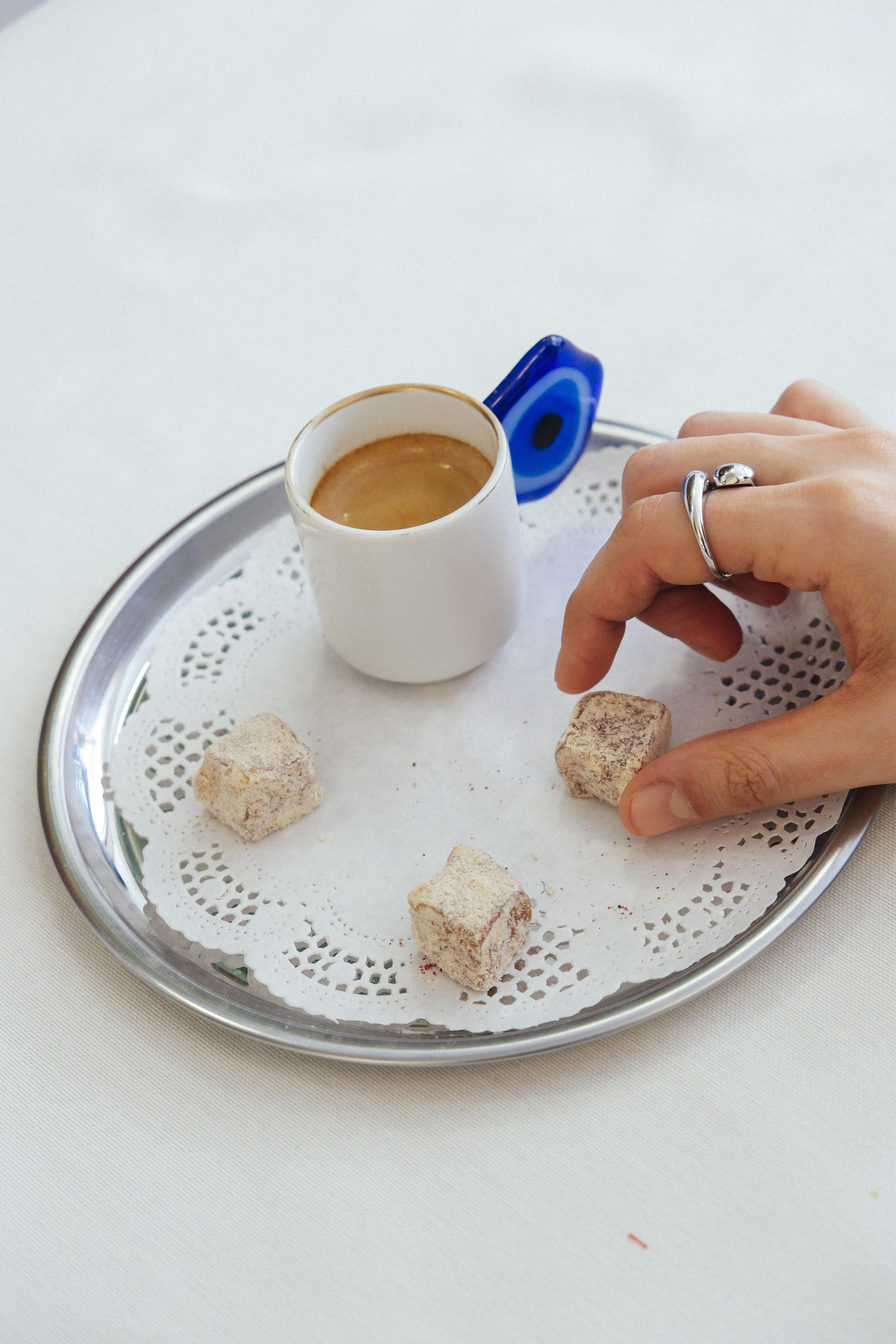 Bir fincan kahve, bir lokma tatlı