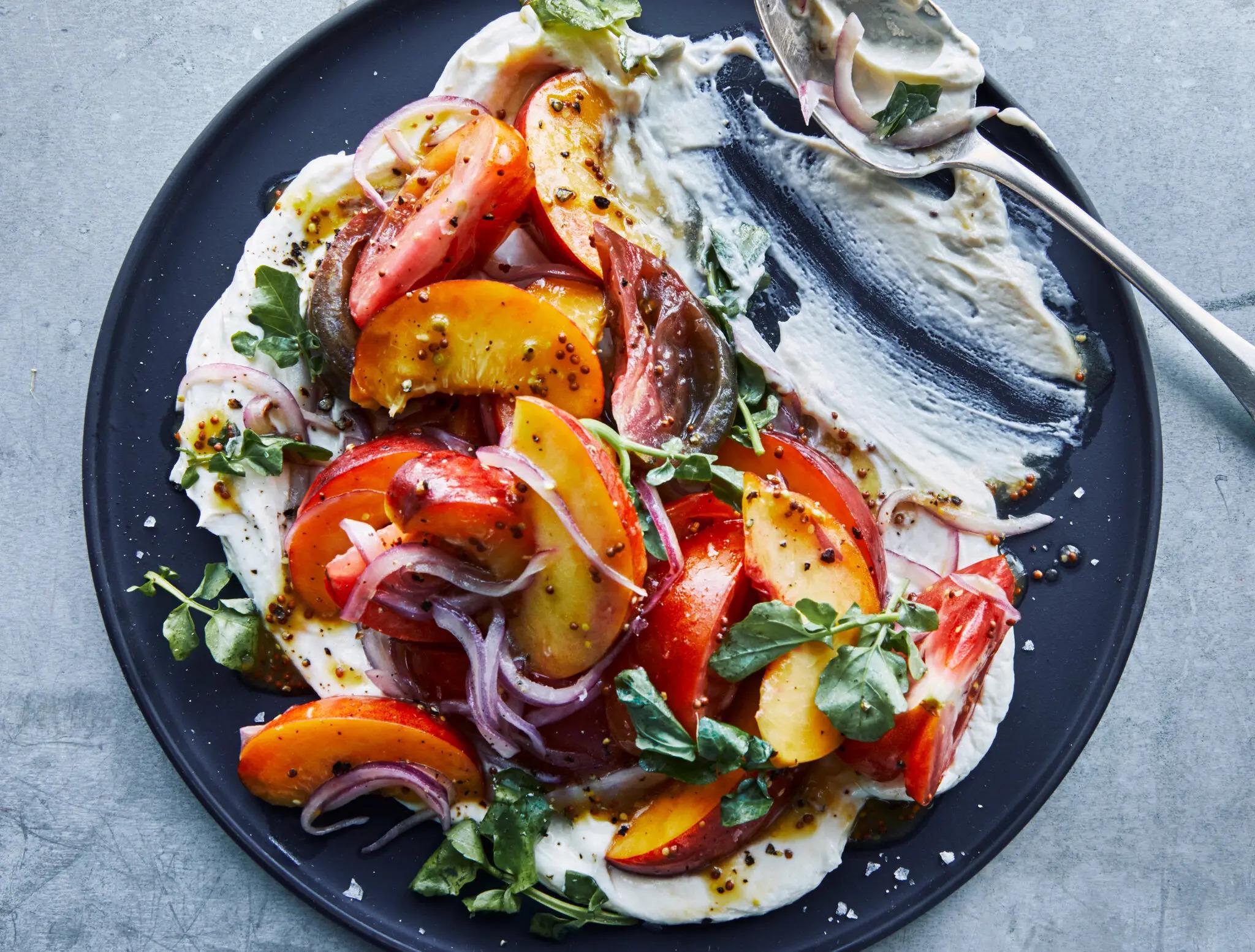 Çırpılmış keçi peynirli domates ve şeftali salatası