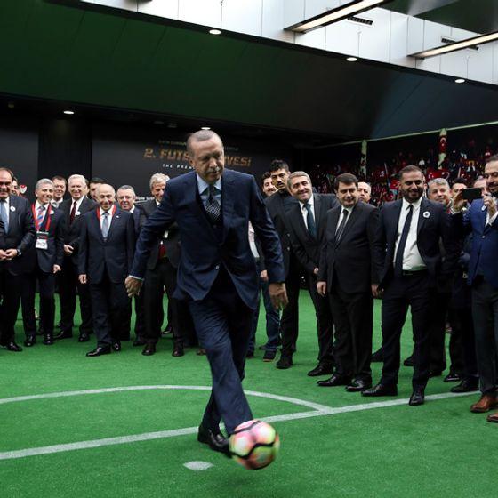 Siyaset mi futbola karışır, futbol mu siyasete?