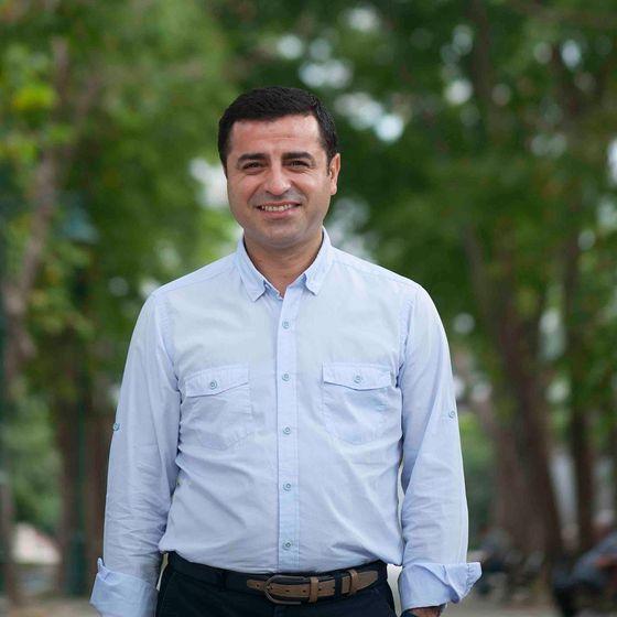🔔  Demirtaş: “Aktif siyaseti bıraktım”