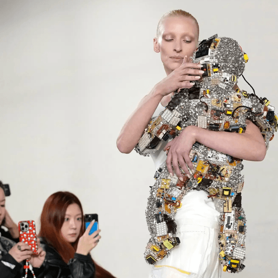 'Anakart' elbisesi: Robotlar insana, insanlar robota yaklaşırken