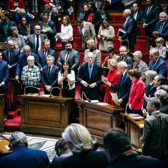 Fransa’da hükümet düştü: Macron’un yeni adımı ne olacak?