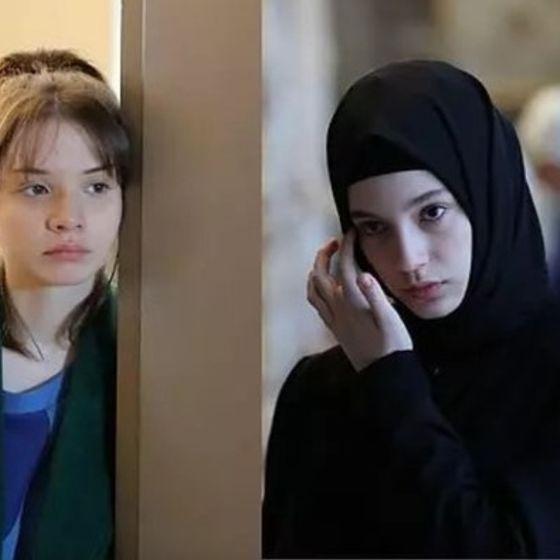 Arzular ve korkular arasında bir ülkenin hikayesi: Kızıl Goncalar