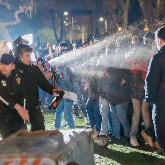 Savcı kararını değiştirdi: Aralarında AFP muhabirinin de olduğu 7 gazeteci tutuklandı