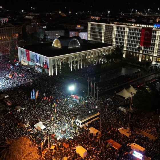 On binler Saraçhane'de: İmamoğlu'na gözaltı kararına karşı protestolar