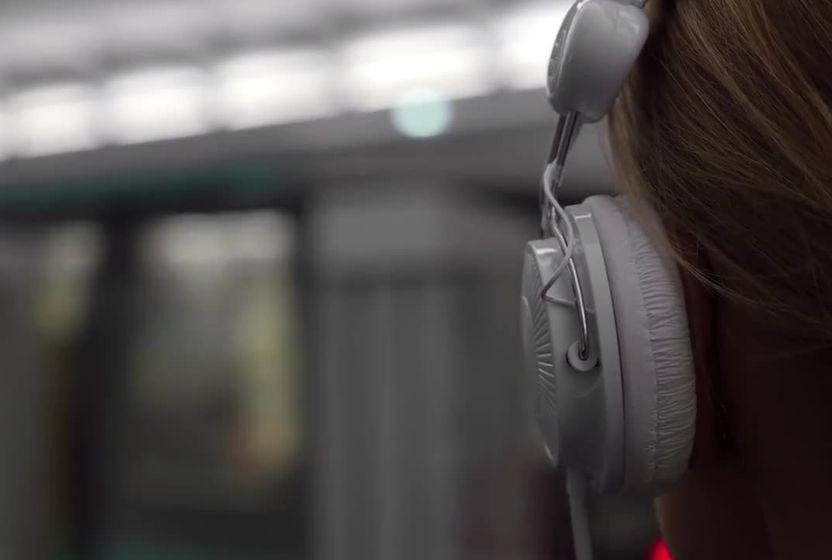 Metroda internet ve müzik dinlemeye hazırlık üzerine