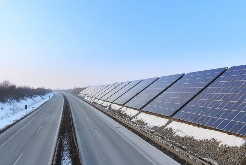 Hollanda Otoyolların Çevresine Güneş Panelleri İnşa Ediyor