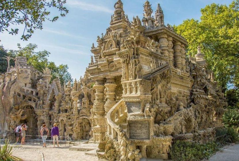 le-palais-ideal-hikayesiyle-hayranlik-uyandiran-yapi