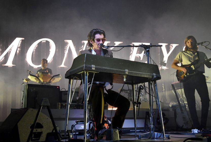 Arctic Monkeys üç senelik konser orucunu bozdu