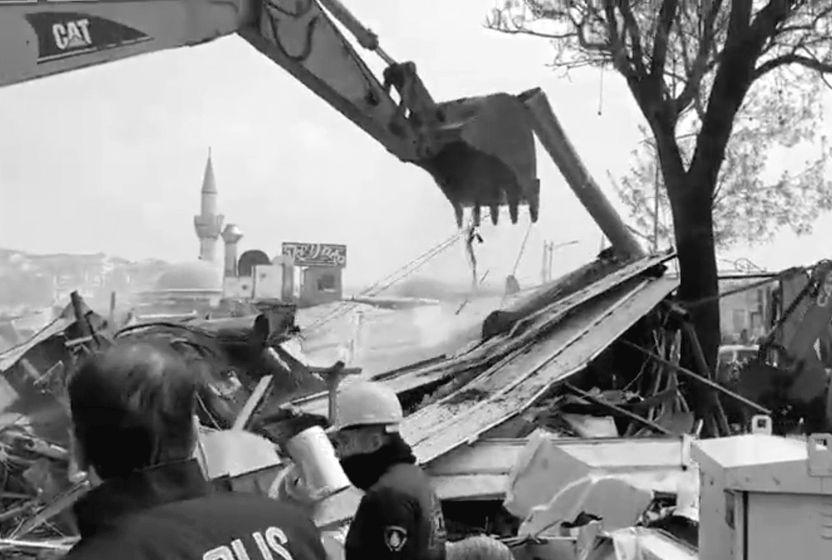 Üsküdar sahildeki kaçak yapılar yıkıldı