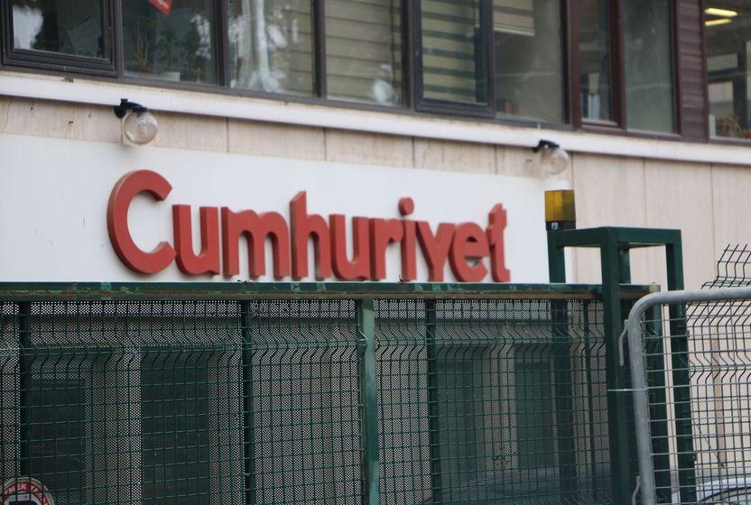 cumhuriyet-gazetesinde-cikolata-kutulari