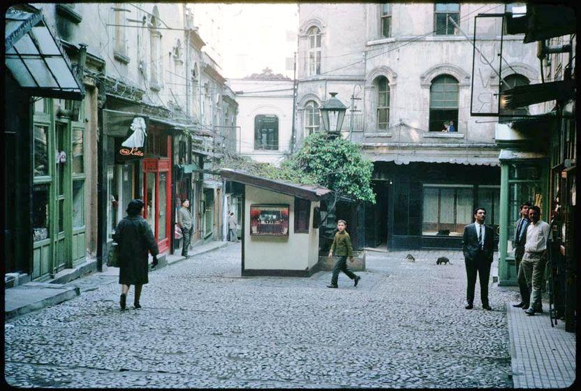 mekanlardan-insanlara-beyoglu-pasajlari-hazzopulohacopulo