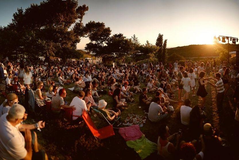 bozcaada-caz-festivali-feribotun-kapaklari-kapandiginda-herkes