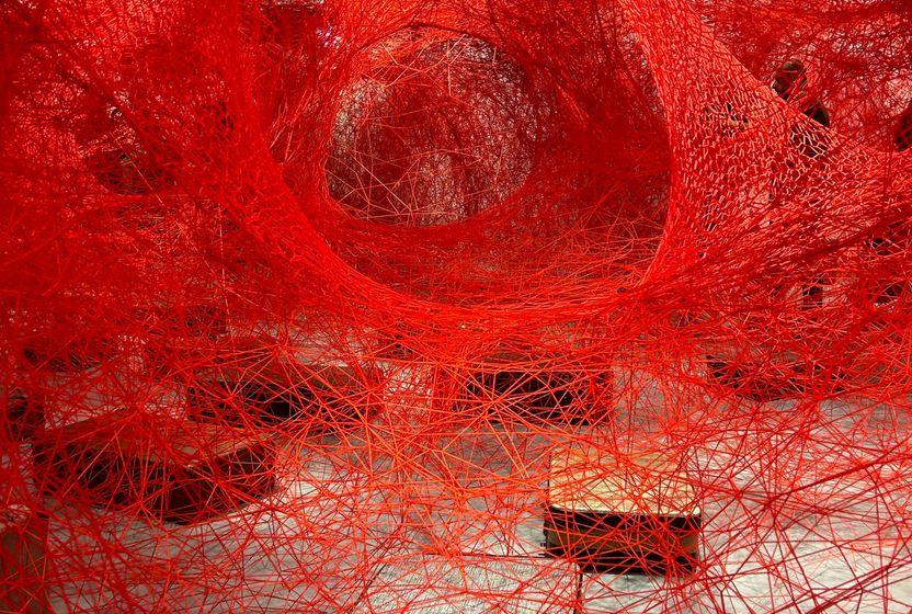 chiharu-shiotanin-istanbulda-kurdugu-baglar