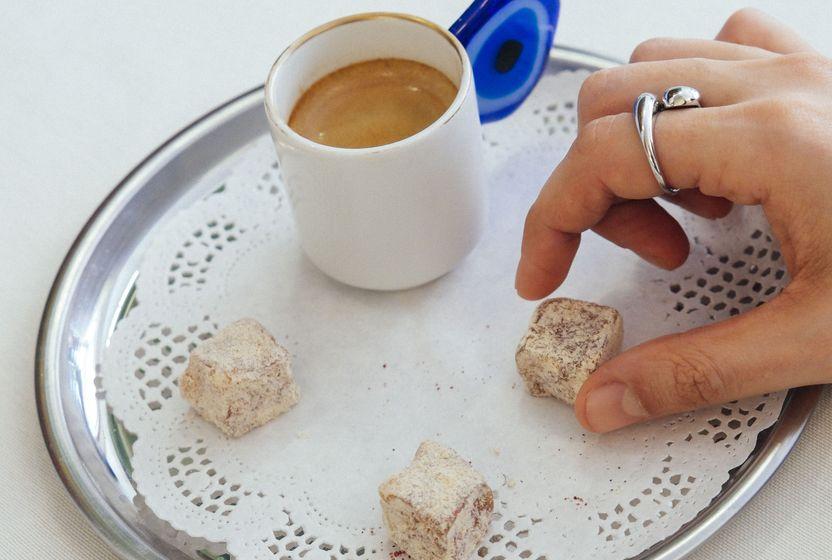 bir-fincan-kahve-bir-lokma-tatli