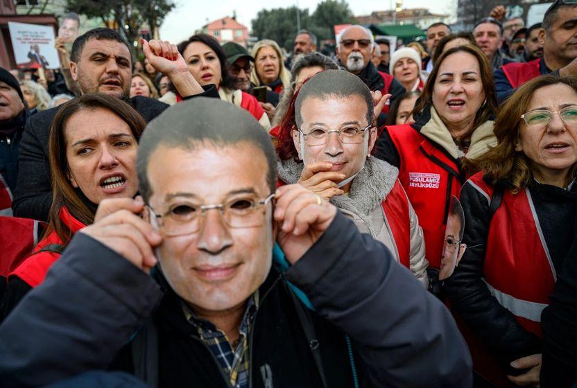 sosyal-medya-erisim-engeli-kararlarini-uygulamaya-mecbur