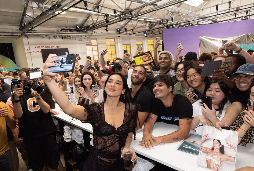dua-lipanin-tursu-kolali-pop-up-evreni-hayran-odakli-bir-kultur