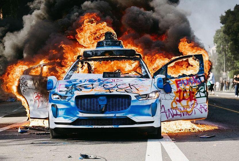 waymo-araclar-neden-los-angeles-protestolarinin-hedefinde