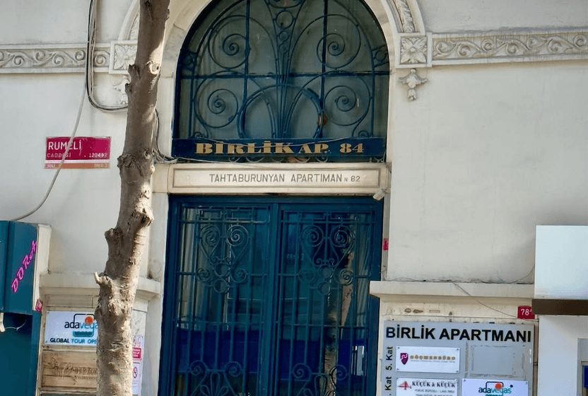 tahtaburunyan-apartmani-stephen-hawkingi-rumeli-caddesiyle