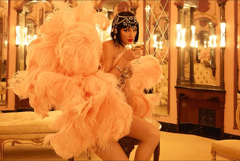 siradan-bir-showgirl-taylor-swift-yeni-albumunde-daha-kindar