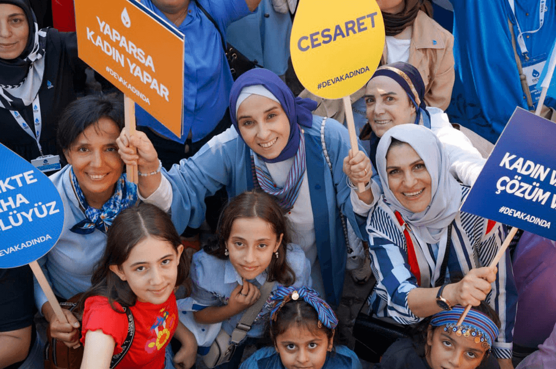 DEVA Partisi Kadın Politikaları Başkanı Elif Esen kız çocukları ve kadınlarla birlikte.