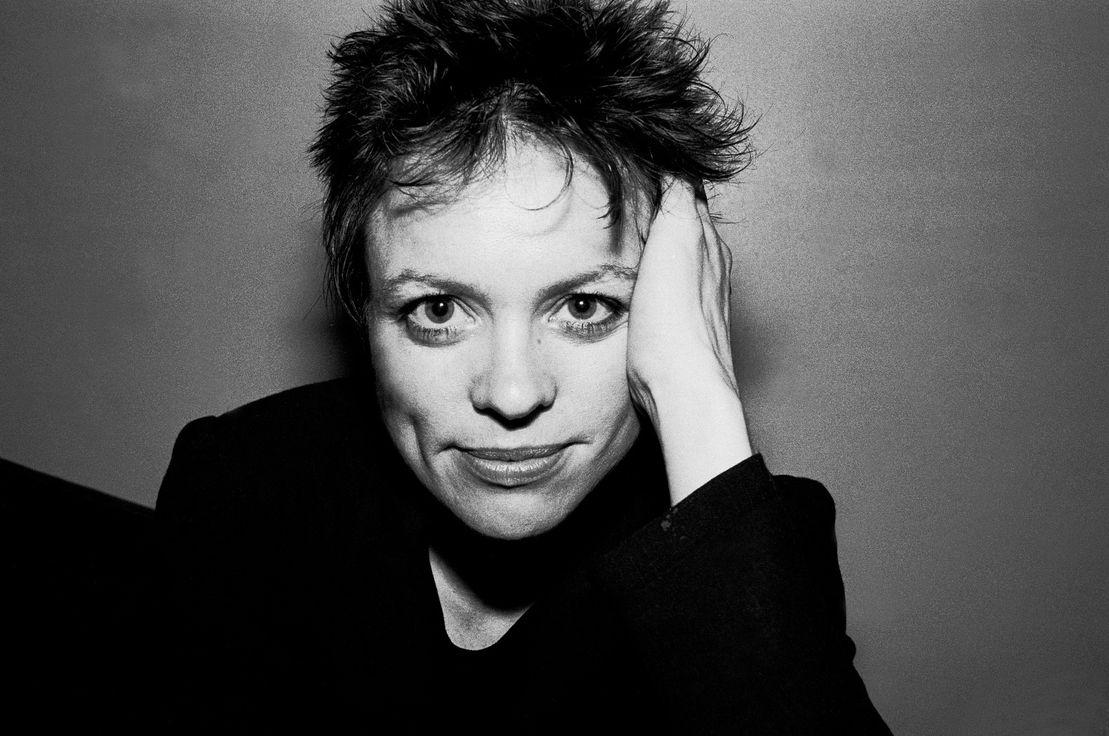 Laurie Anderson Park West kulisinde, Chicago, Illinois, 1982. | Fotoğraf: Paul Natkin