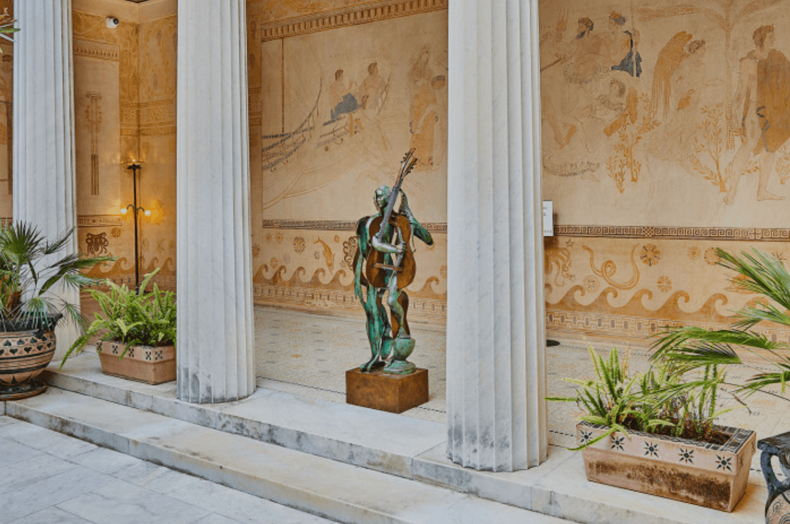 Villa Kérylos'taki Arman sergisinden