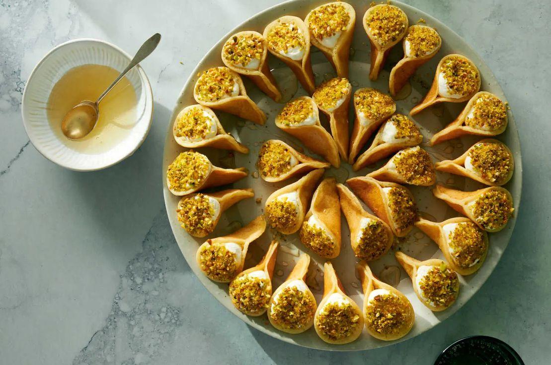 Peynir dolgulu, güllü, fıstıklı irmik pancake. Fotoğraf: David Malosh