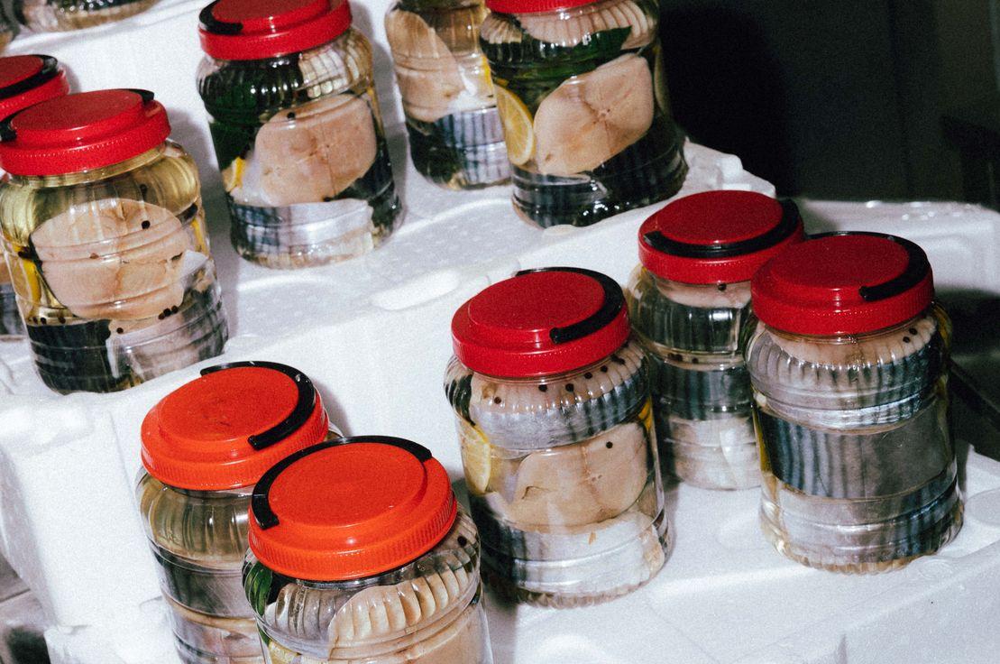 Sinop'ta balıkçı tezgahındaki lakerdalar. Fotoğraf: Emirkan Çörüt.