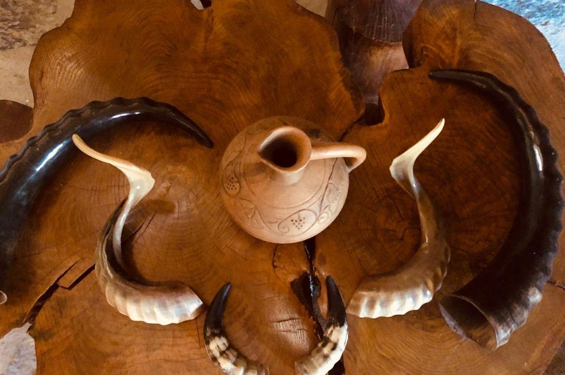 Mesashuna'nın maranında şarap servisi için kullanılan küp ve boyunuzlar. Fotoğraf: Safiye Arifağaoğlu.