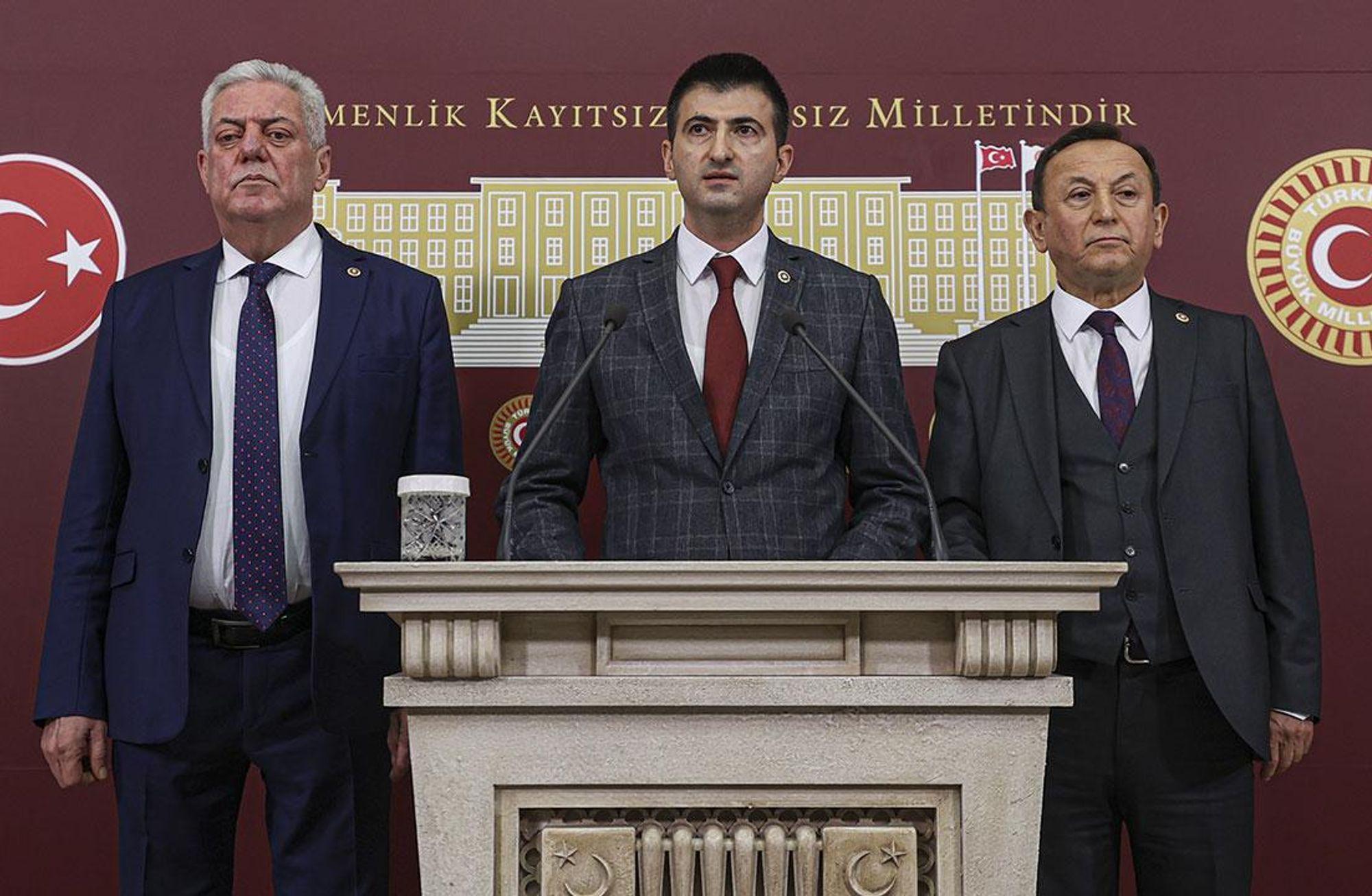 CHP'de istifalar
