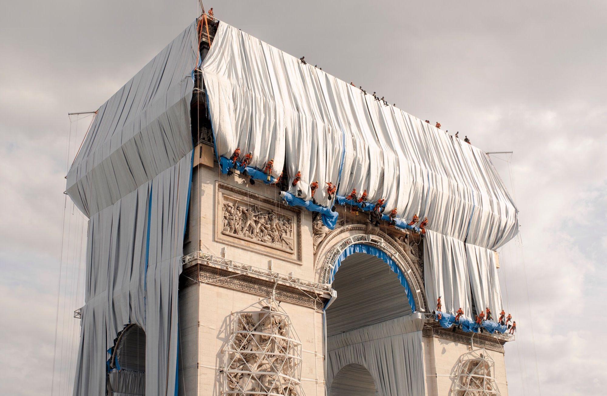 Parıldayan peleriniyle Arc de Triomphe, Paris