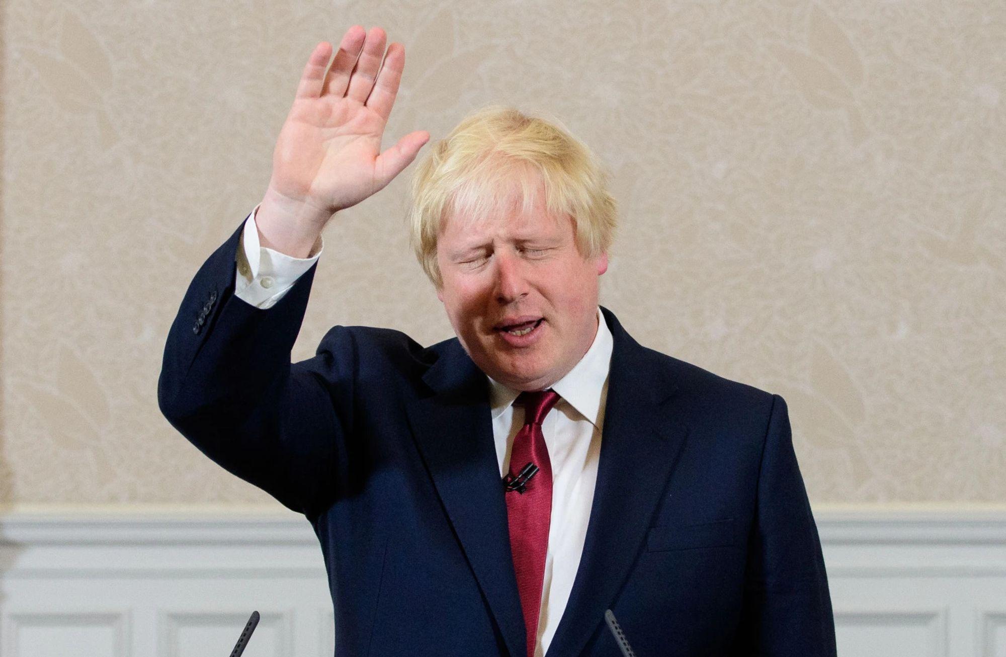 Boris Johnson istifa etti