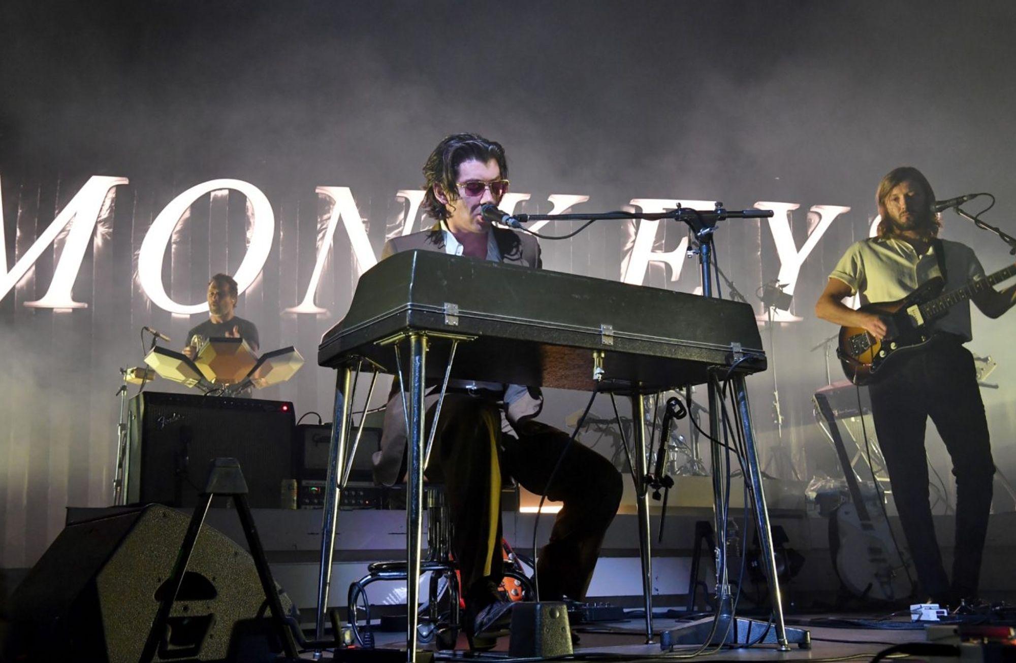 Arctic Monkeys üç senelik konser orucunu bozdu