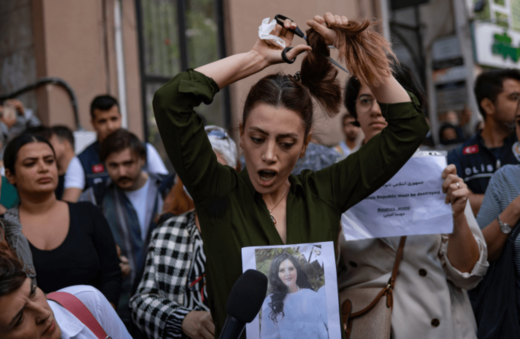🔔 İran'da protestoların sembolü olan şarkının yazarı gözaltında