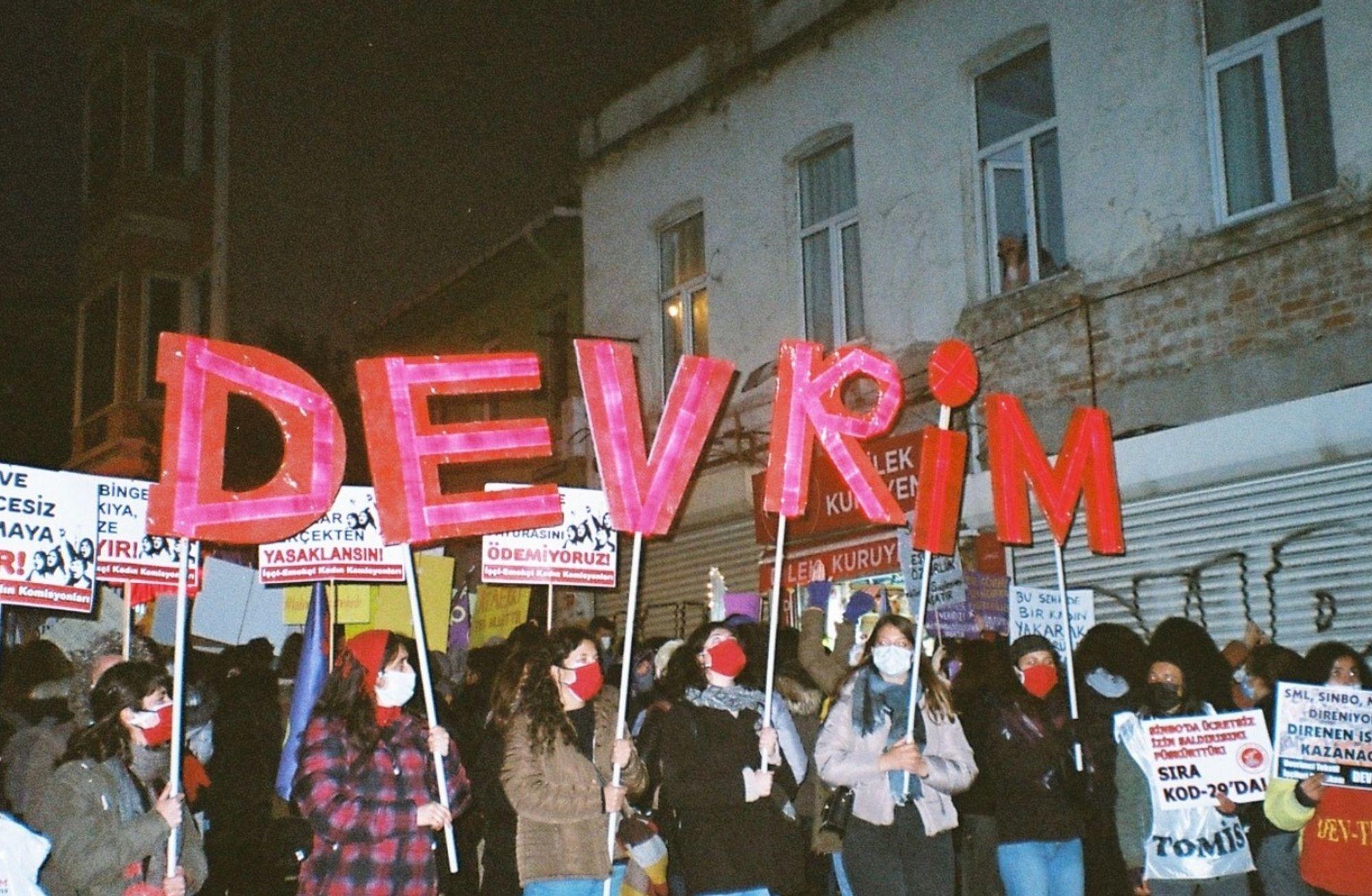 Enkazın gölgesinde: 8 Mart 2023