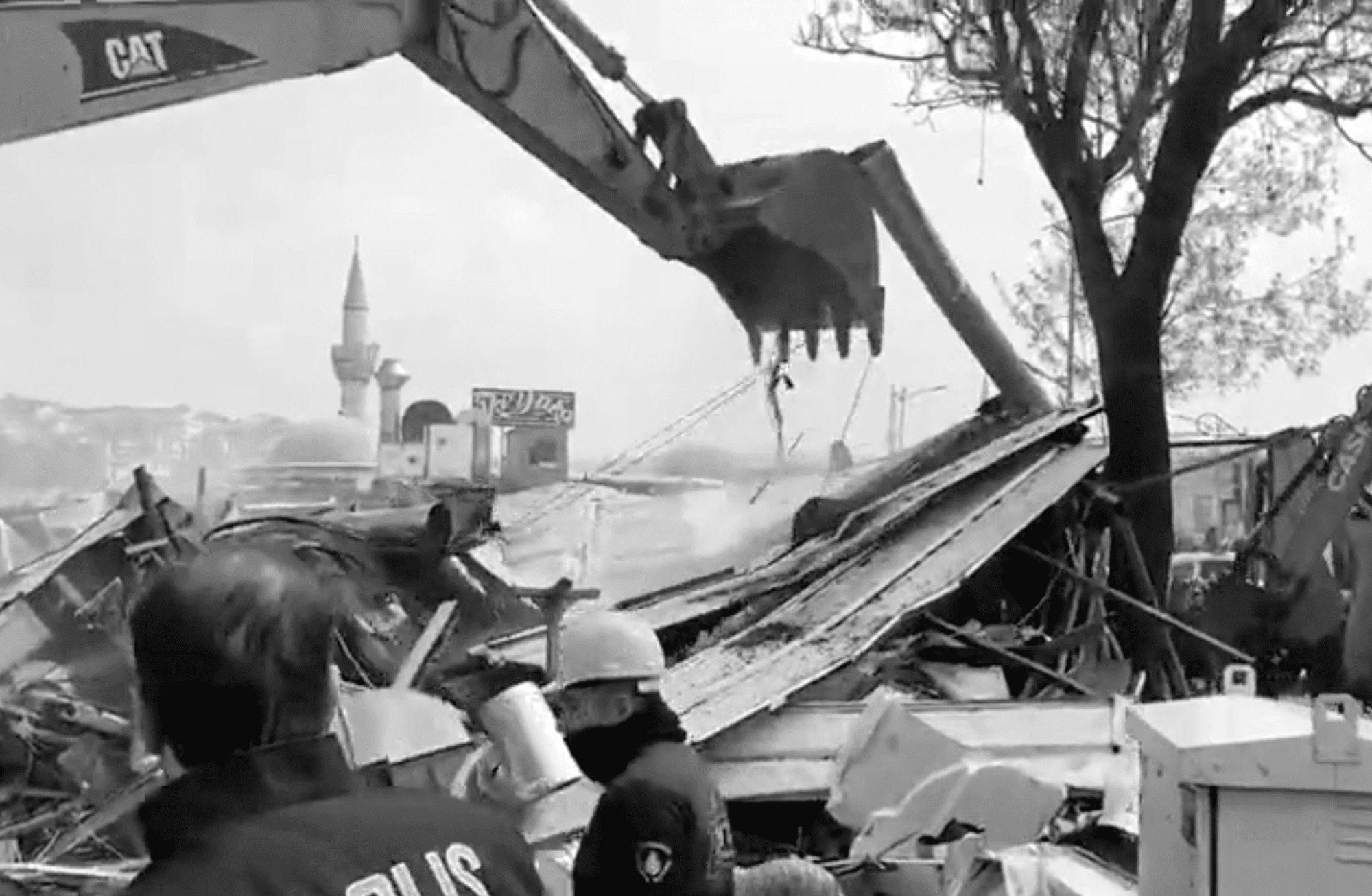 Üsküdar sahildeki kaçak yapılar yıkıldı